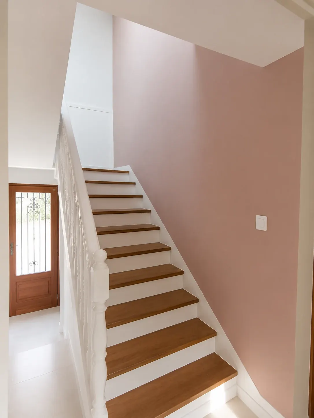 Cage d'escalier & Mur d'accent couleur terracotta